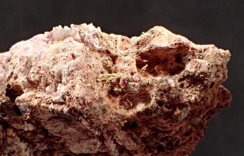 Gold (variety electrum), Erythrite, Quartz<br />Bou Azzer mining district, Drâa-Tafilalet Region, Morocco<br />77 mm x 43 mm x 27 mm<br /> (Author: Don Lum)