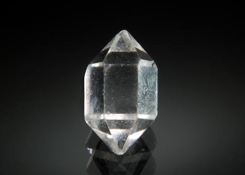 Quartz<br />Jiulong, Prefectura Autónoma Garzê, Provincia Sichuan, China<br />1.0 x 1.6 cm<br /> (Author: crosstimber)