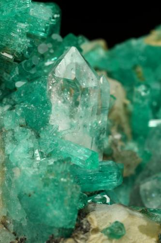 Beryl (variety emerald), Calcite, Quartz<br />Peñas Blancas Mine, Municipio San Pablo de Borbur, Western Emerald Belt, Boyacá Department, Colombia<br />43x30x34mm, aggregate with xls up to 10mm<br /> (Author: Fiebre Verde)