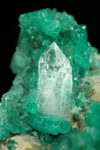 Beryl (variety emerald), Calcite, Quartz<br />Peñas Blancas Mine, Municipio San Pablo de Borbur, Western Emerald Belt, Boyacá Department, Colombia<br />43x30x34mm, aggregate with xls up to 10mm<br /> (Author: Fiebre Verde)