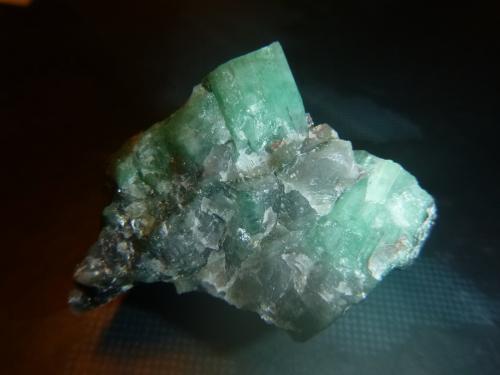 Beryl (variety emerald)<br />Distrito minero Carnaiba, Complejo ultramáfico Campo Formoso, Pindobaçu, Centro-Norte Baiano, Bahia, Región Nordeste, Brasil<br />42 mm x 36 mm x 38 mm<br /> (Author: franjungle)