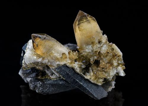 Quartz (variety citrine), Quartz (variety smoky)<br />Bismuth Dam area, Torrington mining district, Clive County, New South Wales, Australia<br />4.8 x 4.0 cm<br /> (Author: am mizunaka)