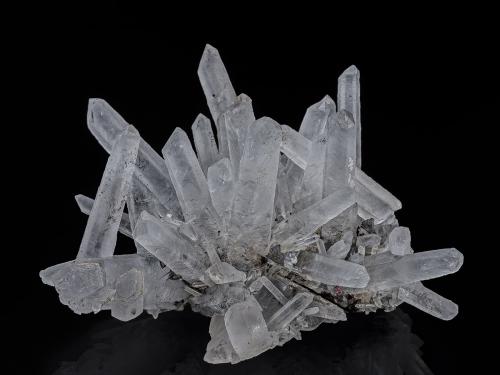Quartz, Helvine<br />Jinlong Hill, Longchuan, Heyuan Prefecture, Guangdong Province, China<br />16.5 x 11.4 cm<br /> (Author: am mizunaka)