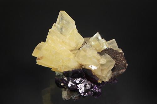 Barite<br />Denton Mine, Goose Creek Mine group, Harris Creek Sub-District, Hardin County, Illinois, USA<br />5.3 x 6.7 cm<br /> (Author: crosstimber)