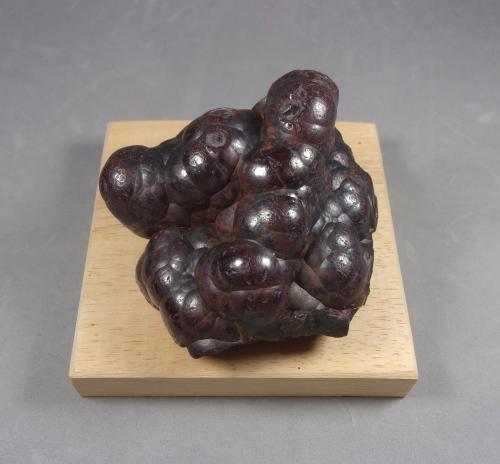 Hematites (variedad botrioidal)<br />Knollengrube, Bad Lauterberg, Göttingen, Harz, Baja Sajonia/Niedersachsen, Alemania<br />7 x 6,6 x 3,7 cm.<br /> (Autor: J. G. Alcolea)