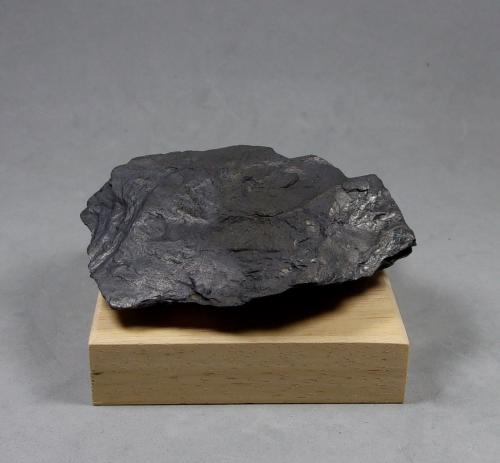 Cinabrio (variedad bituminoso)<br />Mina Idria, Idria, Municipio Idrija, Región Carniola Interior, Eslovenia<br />7,2 x 5,6 x 2,1 cm.<br /> (Autor: J. G. Alcolea)
