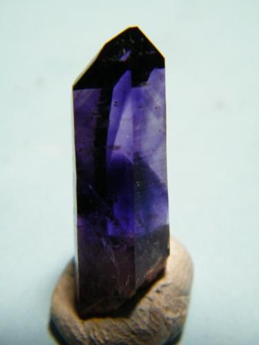 Quartz (variety amethyst)<br />Brandberg area, Erongo Region, Namibia<br />8mm x 27mm<br /> (Author: Heimo Hellwig)