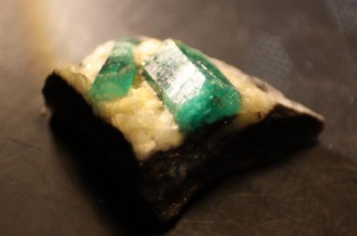 Beryl (variety emerald)<br />Muzo (distrito minero), Cinturón Esmeraldífero Occidental, Departamento Boyacá, Colombia<br />34mm x 32mm x 14mm<br /> (Author: franjungle)