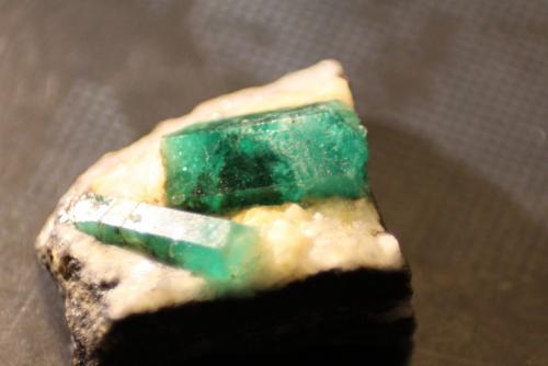 Beryl (variety emerald)<br />Muzo (distrito minero), Cinturón Esmeraldífero Occidental, Departamento Boyacá, Colombia<br />34mm x 32mm x 14mm<br /> (Author: franjungle)