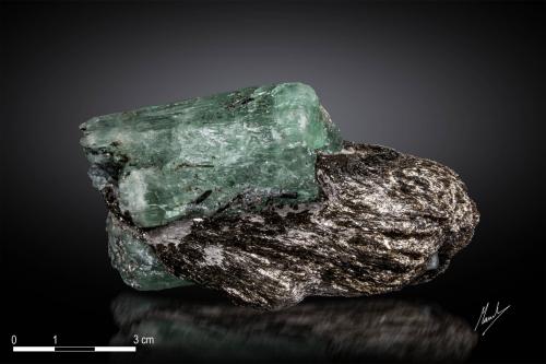 Beryl (variety emerald)<br />Malyshevo, Sverdlovsk Oblast, Ural, Russia<br />92 X 47 mm<br /> (Author: Manuel Mesa)