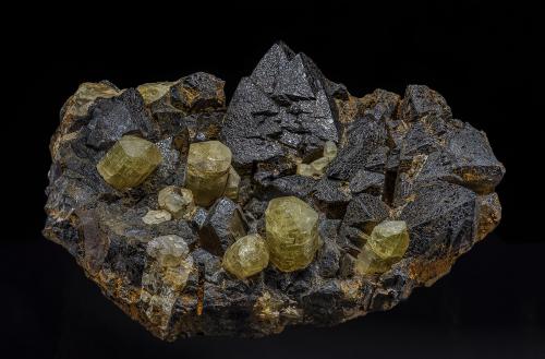 Fluorapatite, Hematite after Magnetite (variety martite)<br />Iron Springs District, Iron County, Utah, USA<br />12.9 x 7.9 cm<br /> (Author: am mizunaka)