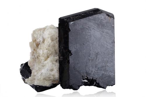 Hornblende<br />Kolonne, Embilipitiya, Ratnapura District, Sabaragamuwa Province, Sri Lanka<br />11.5	x 9.0 x 9.5 cm<br /> (Author: MIM Museum)