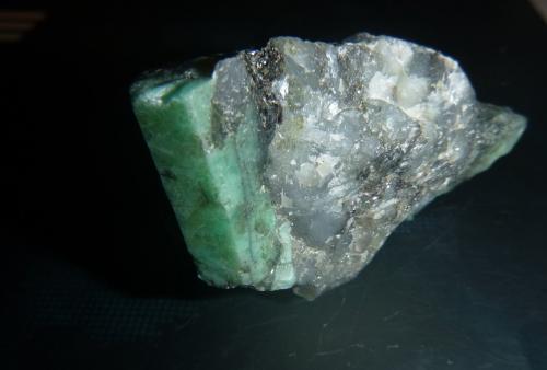 Beryl (variety emerald)<br />Distrito minero Carnaiba, Complejo ultramáfico Campo Formoso, Pindobaçu, Centro-Norte Baiano, Bahia, Región Nordeste, Brasil<br />54 mm x 41 mm x 30 mm<br /> (Author: franjungle)