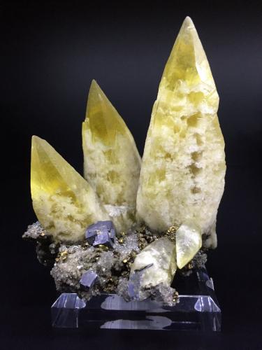 Calcite<br />Fletcher Mine, West Fork, Viburnum Trend District, Reynolds County, Missouri, USA<br />9.5 cm x 7 cm x 9 cm<br /> (Author: Turbo)