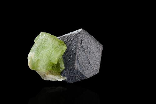 Magnetite with Forsterite (variety peridot)<br />Sapat Gali (Suppat), Naran, Valle Kaghan, Distrito Mansehra, Jaiber Pastunjuá, Paquistán<br />5.0 x 3.0 x 4.0 cm<br /> (Author: MIM Museum)