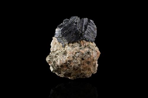 Molybdenite<br />Bandaksli, Tokke, Telemark, Østlandet, Norway<br />6.0 x 6.5 x 7.0 cm<br /> (Author: MIM Museum)