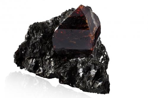 Zircon on Biotite<br />Isla Seiland, Alta, Finnmark, Noruega<br />8.5 x 8.0 x 6.0 cm<br /> (Author: MIM Museum)