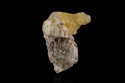 Weloganite<br />Francon Quarry, Montréal, St. Michel District, Jacques Cartier County, Québec, Canada<br />3.0 x 2.5 x 2.0 cm<br /> (Author: MIM Museum)