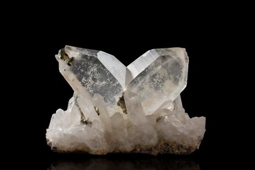 Quartz (japan law twin) with Pyrite<br />Concesión Spruce, Goldmyer Hot Springs, Condado King, Washington, USA<br />10.0	x 5.0 x 6.5 cm<br /> (Author: MIM Museum)
