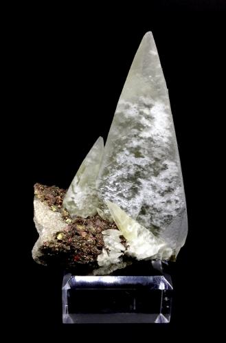 Calcite<br />Viburnum No. 29 Mine, Courtois, Viburnum Trend District, Washington County, Missouri, USA<br />8x5.6x3.8cm<br /> (Author: Turbo)
