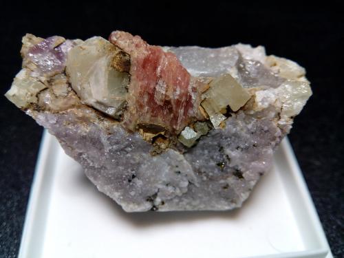 Rodocrosita con Fluorapatito<br />Mina Rebentão, Minas Lagares do Estanho, Queiriga, Vila Nova de Paiva, Beira Alta, Distrito Viseu, Centro, Portugal<br />30x20 mm<br /> (Autor: Ignacio)