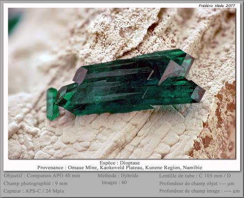 Dioptase<br />Mina Omaue, Kaokoveld Plateau, Región Kunene, Namibia<br />fov 9 mm<br /> (Author: ploum)