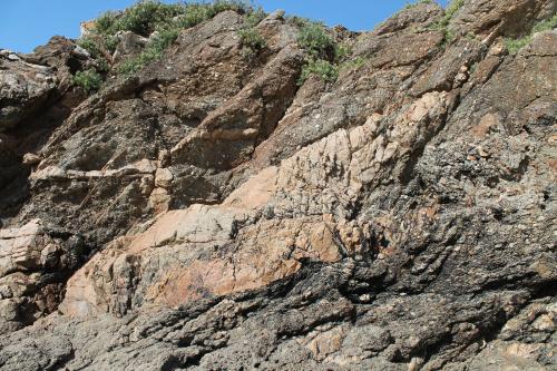 Otras formas pegmatíticas intruyendo el gneis porfiroblastico<br />Praia Xilloi, O Vicedo, Comarca da Mariña Occidental, Lugo, Galicia / Galiza, España<br /><br /> (Autor: Jesús López)