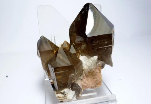 Cuarzo (variedad ahumado)<br />Pedrera Mas Sever, Massabè (Mas Ceber), Sils, Comarca La Selva, Gerona / Girona, Cataluña / Catalunya, España<br />Medida: 5,7 x 4,9 x 3 cm<br /> (Autor: Sergio Pequeño)