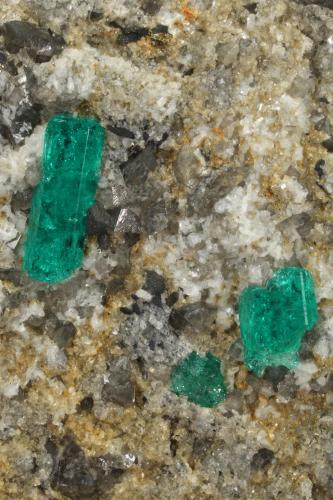 Beryl (variety emerald), Albite (variety cleavelandite), Calcite, Dolomite, Pyrite<br />Chivor mining district, Municipio Chivor, Eastern Emerald Belt, Boyacá Department, Colombia<br />72x71x23mm, xl=14mm<br /> (Author: Fiebre Verde)