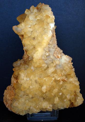 Calcita sobre Dolomita<br />Cantera Candesa, Alto de Verdenueva, Camargo, Comarca Santander, Cantabria, España<br />14 x 11 cm<br /> (Autor: Pedro Antonio)