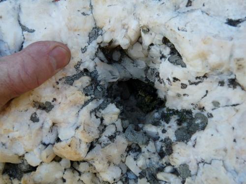 Small pockets in the massive quartz rocks. (Author: Pierre Joubert)