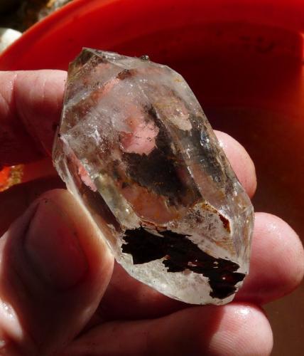 Quartz<br />Ceres, Warmbokkeveld Valley, Ceres, Valle Warmbokkeveld, Witzenberg, Cape Winelands, Provincia Occidental del Cabo, Sudáfrica<br />Fingers for size<br /> (Author: Pierre Joubert)