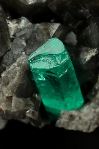 Beryl (variety emerald), Calcite, Pyrite<br />Coscuez (distrito minero), Municipio San Pablo de Borbur, Cinturón Esmeraldífero Occidental, Departamento Boyacá, Colombia<br />67x47x55mm, xl=19mm<br /> (Author: Fiebre Verde)