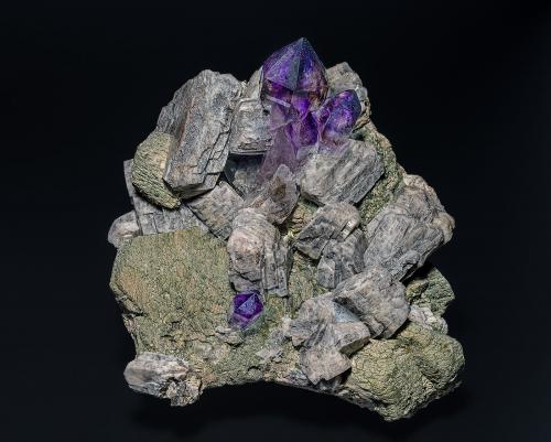 Quartz (variety amethyst), Feldspar<br />Zona Brandberg, Región Erongo, Namibia<br />10.1 x 9.6 cm<br /> (Author: am mizunaka)