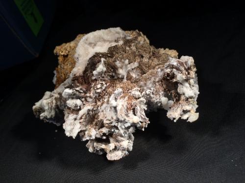 Smithsonite, Baryte, Calcite<br />Mina Juanita, Distrito Magdalena, Condado Socorro, New Mexico, USA<br />145 mm x 120 mm x 65 mm<br /> (Author: Robert Seitz)