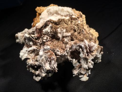 Smithsonite, Baryte, Calcite<br />Mina Juanita, Distrito Magdalena, Condado Socorro, New Mexico, USA<br />145 mm x 120 mm x 65 mm<br /> (Author: Robert Seitz)