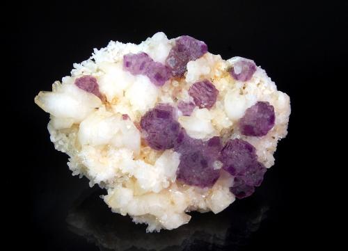 Fluorite<br />Dongpo, Distrito Yizhang, Prefectura Chenzhou, Provincia Hunan, China<br />3.9 x 7.9 x 10.1 cm<br /> (Author: crosstimber)