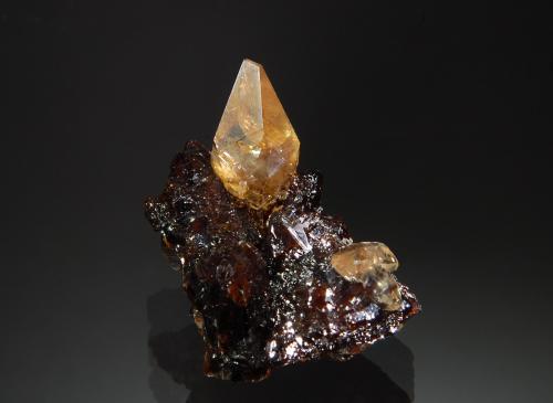 Calcite on sphalerite<br />Elmwood Mine, Carthage, Central Tennessee Ba-F-Pb-Zn District, Smith County, Tennessee, USA<br />2.0 x 3.0 cm<br /> (Author: crosstimber)