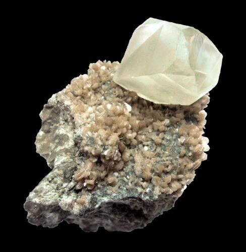 Calcite, Stilbite<br />Sarbaiskoe deposit, Rudny, Kostanay Region, Kazakhstan<br />Specimen size 7,5 cm, calcite crystal 2,5 cm<br /> (Author: Tobi)