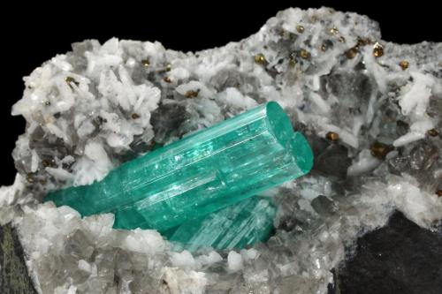 Beryl (variety emerald), Albite (variety cleavelandite), Calcite, Pyrite<br />Chivor mining district, Palo Arañado Mine, Municipio Chivor, Eastern Emerald Belt, Boyacá Department, Colombia<br />55x56x22mm, main aggregate=24mm<br /> (Author: Fiebre Verde)