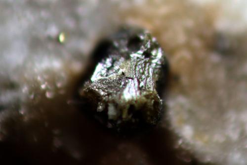 Esfalerita<br />Sierra del Cabo de Gata, Níjar, Comarca Metropolitana de Almería, Almería, Andalucía, España<br />2 mm.<br /> (Autor: José Luis Zamora)