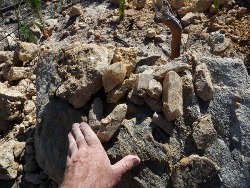 Some crystals from this hole. (Author: Pierre Joubert)