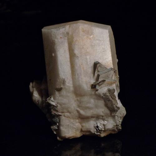 Microclina<br />Hachupa, Shigar District, Gilgit-Baltistan (Northern Areas), Pakistan<br />Cristal principal: 10 x 6 x 6 cm<br /> (Autor: Josele)