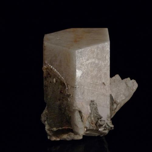 Microclina<br />Hachupa, Distrito Shigar, Gilgit-Baltistan (Áreas del Norte), Paquistán<br />Cristal principal: 10 x 6 x 6 cm<br /> (Autor: Josele)