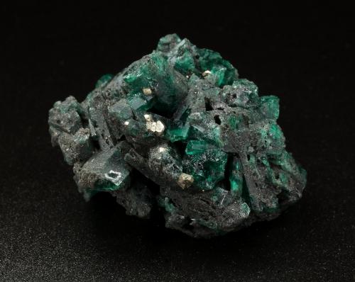 Beryl (variety emerald), Pyrite<br />Coscuez mining district, Municipio San Pablo de Borbur, Western Emerald Belt, Boyacá Department, Colombia<br />37x25x29mm, xls up to 1cm<br /> (Author: Fiebre Verde)