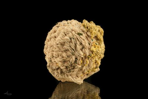 Baryte, Chalcopyrite, Dolomite<br />Dreislar Mine, Dreislar, Winterberg, Sauerland, North Rhine-Westphalia/Nordrhein-Westfalen, Germany<br />8,5 x 8 x 4,5 cm<br /> (Author: Niels Brouwer)