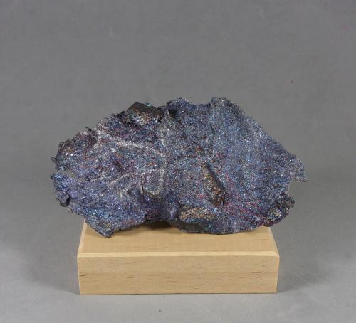 Bornita sobre Plata Nativa.<br />Mina San Martín, San Martín, Distrito San Martín-Sabinas, Municipio Sombrerete, Zacatecas, México<br />8,8 x 5 x 1,4 cm.<br /> (Autor: J. G. Alcolea)