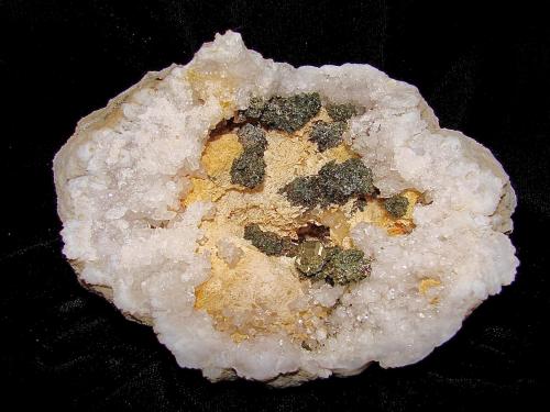 Marcasite on Dolomite on Quartz<br />Zona Harrodsburg, Clear Creek, Condado Monroe, Indiana, USA<br />The geode is 7.5 cm.   The marcasite groupings are about 1.0 cm - 2.4 cm<br /> (Author: Bob Harman)