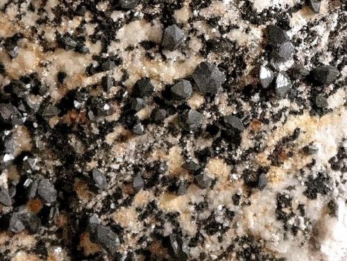 Chalcocita (Calcosina)<br />Distrito Kambove, Cinturón de cobre de Katanga, Katanga (Shaba), República Democrática del Congo (Zaire)<br />Cristales de 3-4 mm.<br /> (Autor: Antonio P. López)