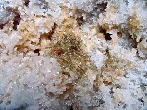 Baryte and Dolomite on Quartz<br />Harrodsburg area, Clear Creek Township, Monroe County, Indiana, USA<br /><br /> (Author: Bob Harman)